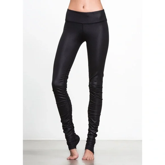 Alo Idol Legging in Black - Picture 1 of 3